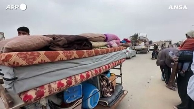 Palestinesi lasciano Rafah dopo l'ordine di evacuazione di Israele