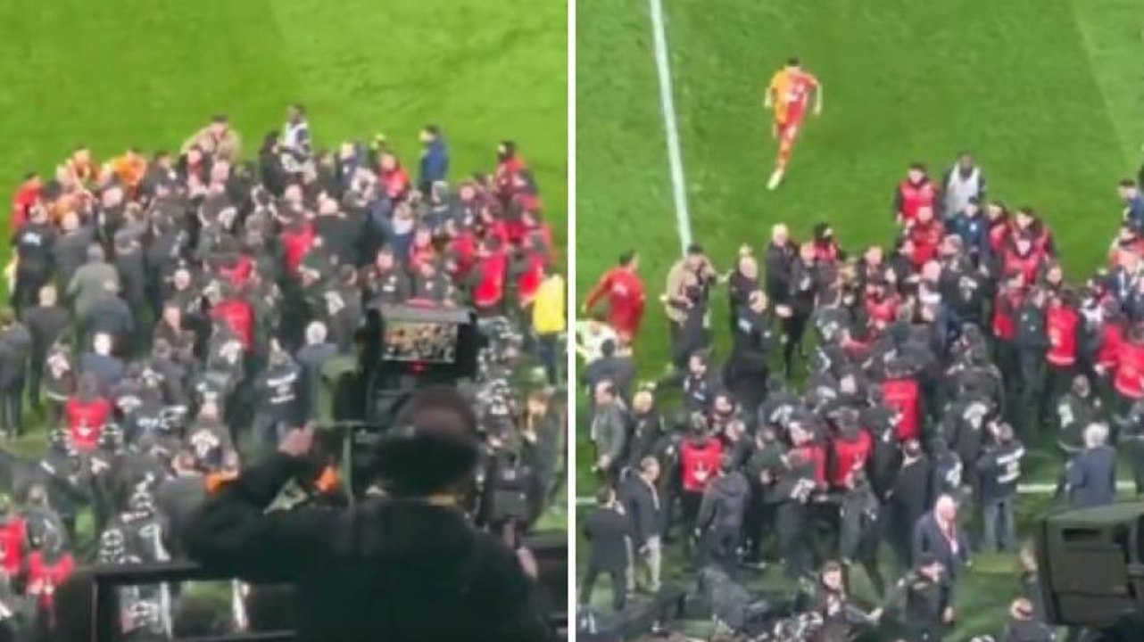 Mega rissa in Fenerbahçe-Galatasaray: la polizia entra in campo