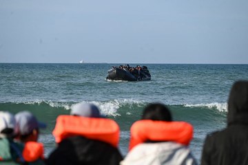 HAVE YOUR SAY: Do you trust France will ever step up on migrant channel crossings? COMMENT NOW