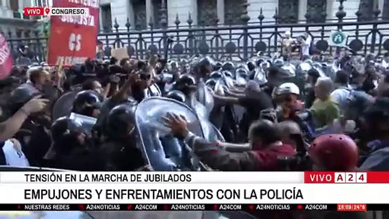 A24.com - 🔴TENSIÓN EN LA MARCHA DE JUBILADOS： EMPUJONES Y ENFRENTAMIENTOS CON L...