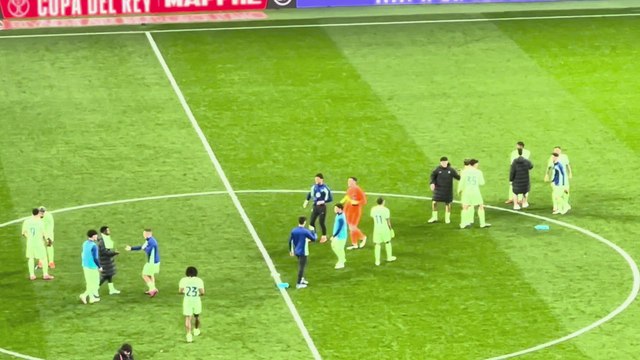 El emotivo abrazo de Flick a Lamine Yamal buscándole tras el partido