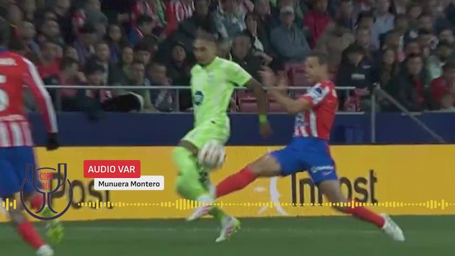 La petición de Munuera Montero al revisar en el VAR la entrada de Azpilicueta a Raphinha