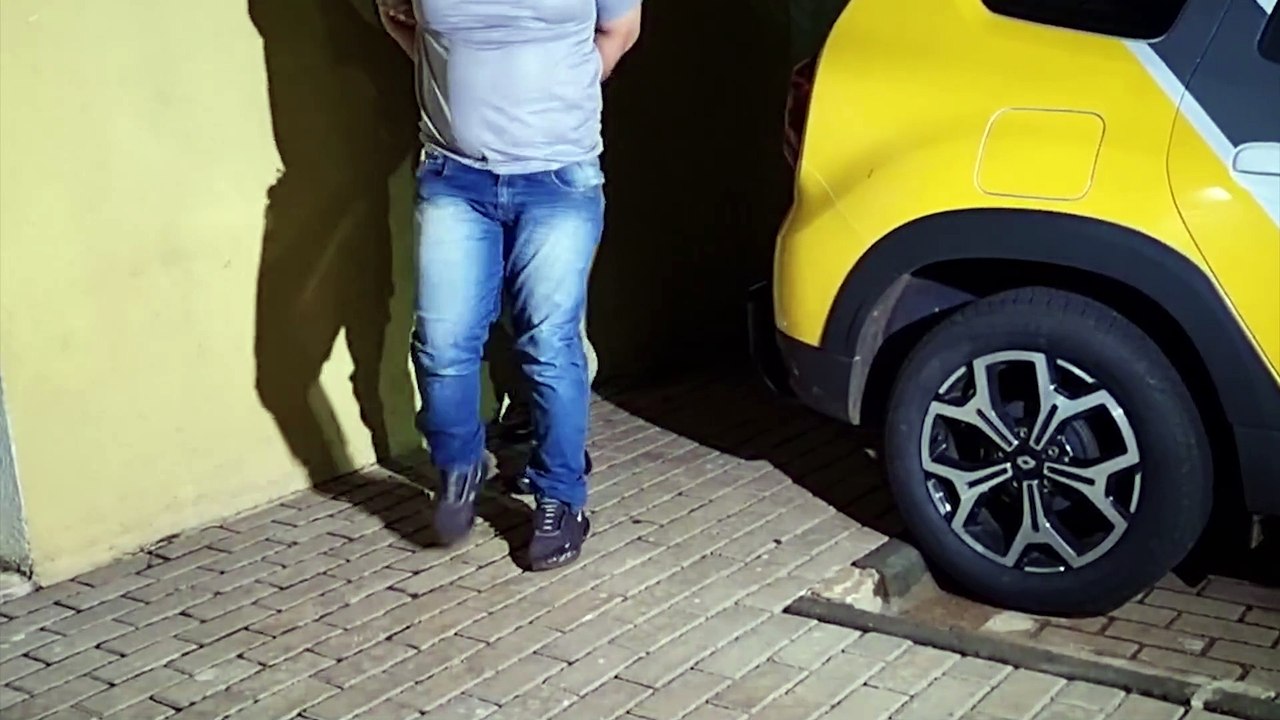 Homem é detido após ameaçar a própria mãe e o i...