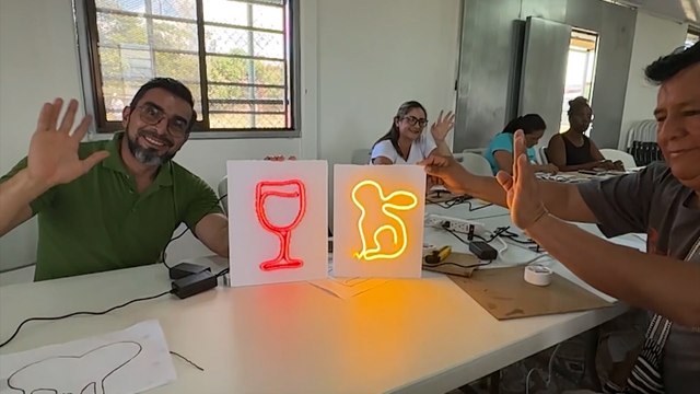 mqn-Taller de letreros con luces LED de Neón Flex- un éxito rotundo para los participantes-020425