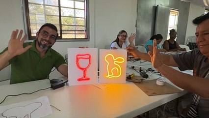 mqn-Taller de letreros con luces LED de Neón Flex- un éxito rotundo para los participantes-020425