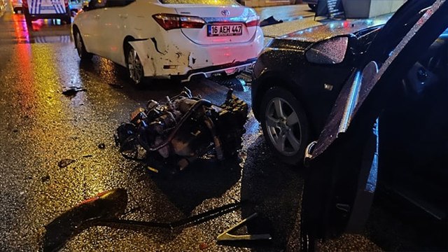 Kaza sonrası yolda güvenlik önlemi alan polise kamyonet çarptı