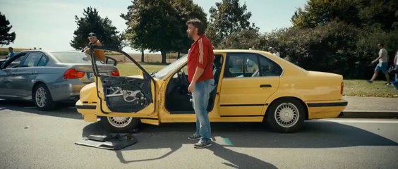 A fond - Ils cassent la voiture d'un voyageur ( Comédie )