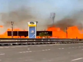 Holzfabrik geht in Flammen auf - direkt neben Tankstelle