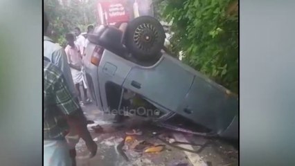 താമരശ്ശേരി ചുരത്തിൽ നിയന്ത്രണ വിട്ട കാർ സ്കൂട്ടറിൽ ഇടിച്ചു തല കീഴായി മറിഞ്ഞു