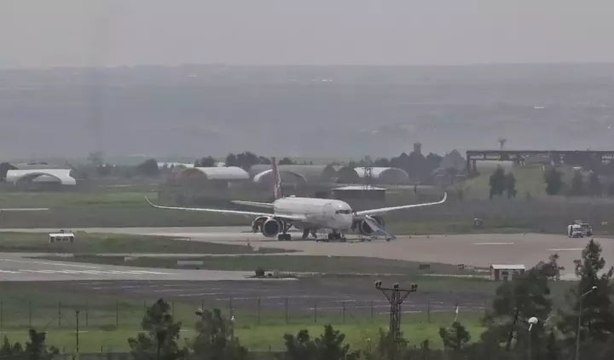Rahatsızlanan yolcu için acil iniş yapan uçak, arıza nedeniyle kalkış yapamadı