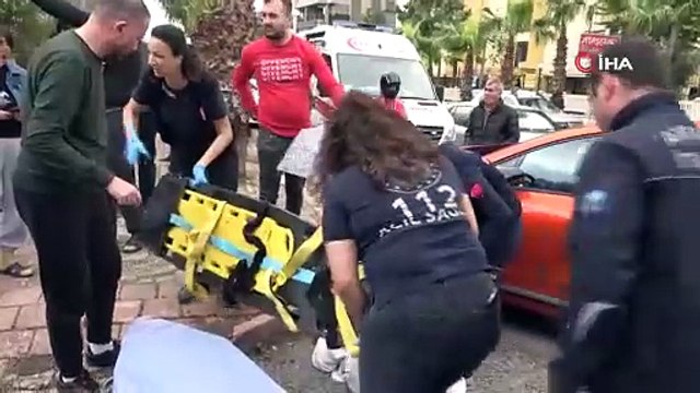 Yağışlı havadaki trafik kazası sonrasında yaralılara şemsiyeli müdahale...