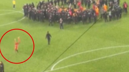 Osimhen, che fai? La polizia entra in campo, lui fa le capriole