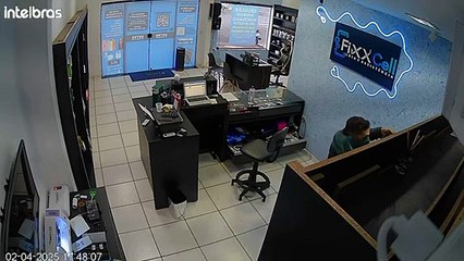 Câmeras registaram assalto à mão armada em loja de celulares de Medianeira