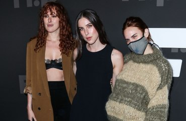 Rumer Willis and her adult sisters 'still take baths together'