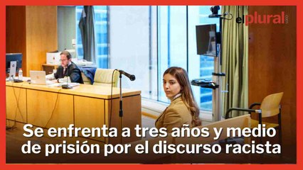 La falangista Isabel Peralta sentada en el banquillo acusada de un delito de odio