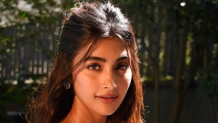 Video: Pooja Hedge, family visit Srikalahasti Temple near Tirupati, performs puja