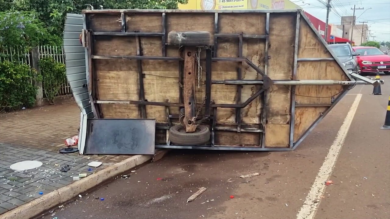 Trailer de lanches tomba após ser atingido por carro no Santa Cruz