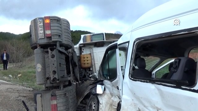 Yolcu minibüsü ile tırın çarpıştığı kazada 5 kişi yaralandı