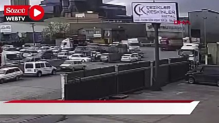 TIR, park halindeki araçların üstüne devrildi