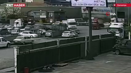 Virajı alamayan tır, park halindeki araçların üzerine devrildi