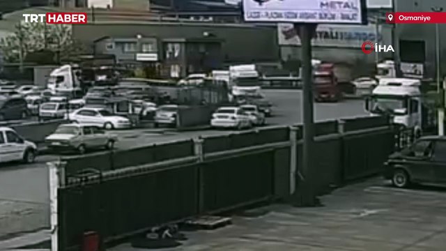 Virajı alamayan tır, park halindeki araçların üzerine devrildi