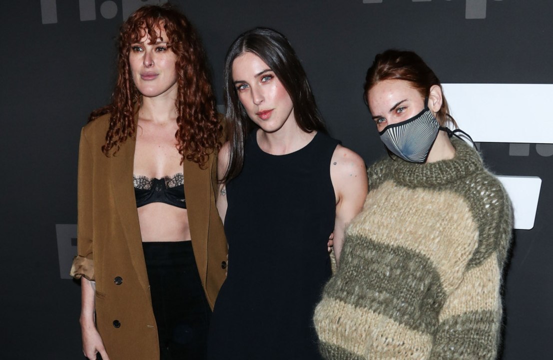 Rumer Willis 'badet immer noch' mit ihren erwachsenen Schwestern