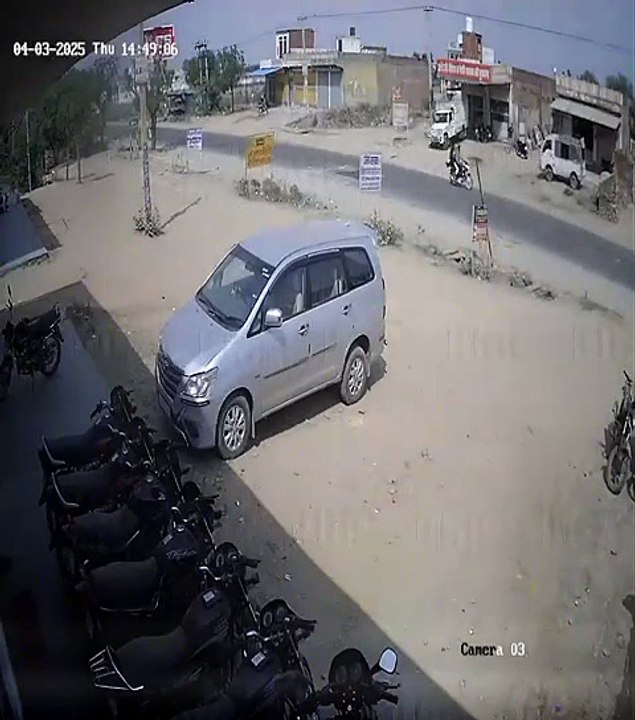 जयपुर में लो फ्लोर बस और सवारी गाड़ी में भिड़ंत, कार के उड़े परखच्चे