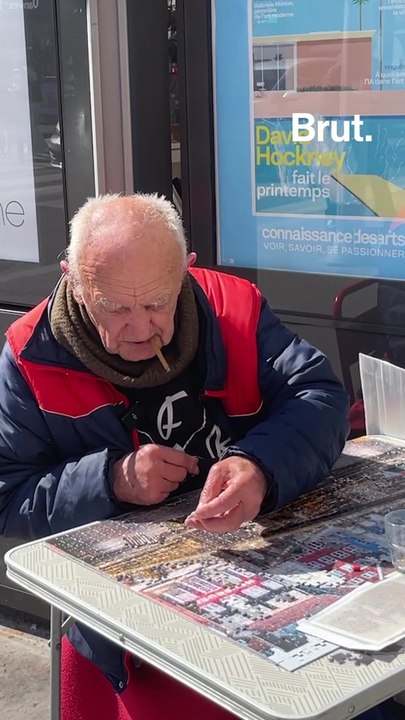 Gérard a 85 ans et, depuis plus de 15 ans, il fait des puzzles à Montparnasse