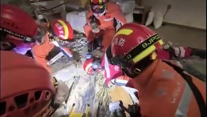 Επιζών διασώθηκε μετά από 125 ώρες κάτω από τα ερείπια στον σεισμό της Μιανμάρ