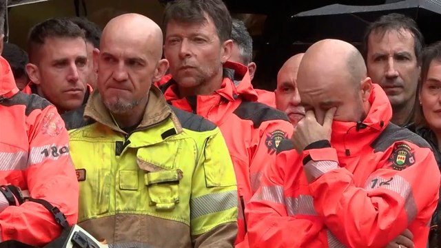 El responsable de Emergencias, muy afectado en el minuto de silencio por los bomberos de Alcorcón
