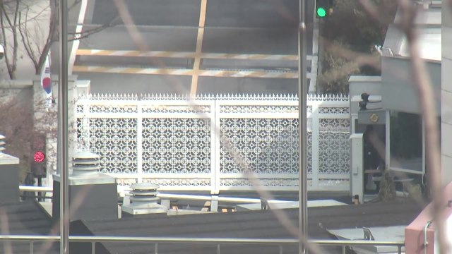 윤 대통령, 관저에서 TV로 선고 생중계 지켜볼 듯...대통령실, 긴장 속 결과 주시 / YTN