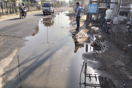 तूंगा रोड पर पाइप लाइन लीकेज, हजारों लीटर व्यर्थ बहा पानी
