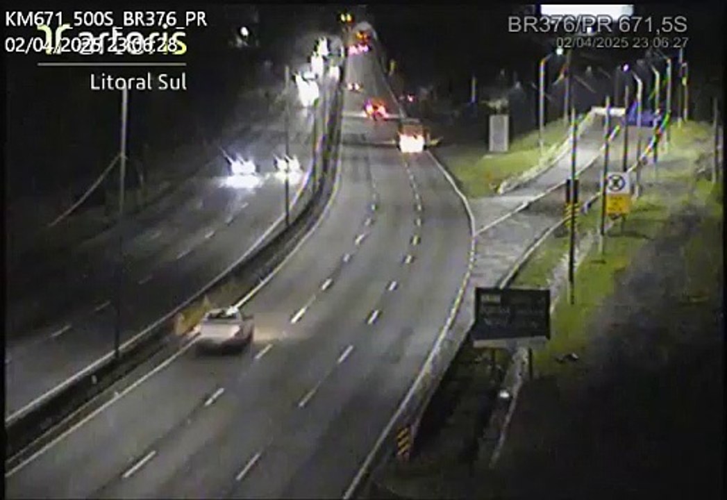 Sem freios, caminhão corta a frente de veículo para entrar em área de escape da BR-376-03 at 09.31.50