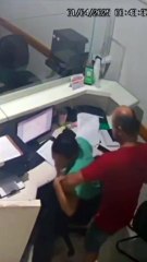 Vídeo mostra homem destruindo recepção de hospital e agarrando funcionária