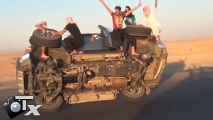 بالفيديو- سعوديين يقلبون السيارة ويبدّلوا عجلاتها أثناء سيرها