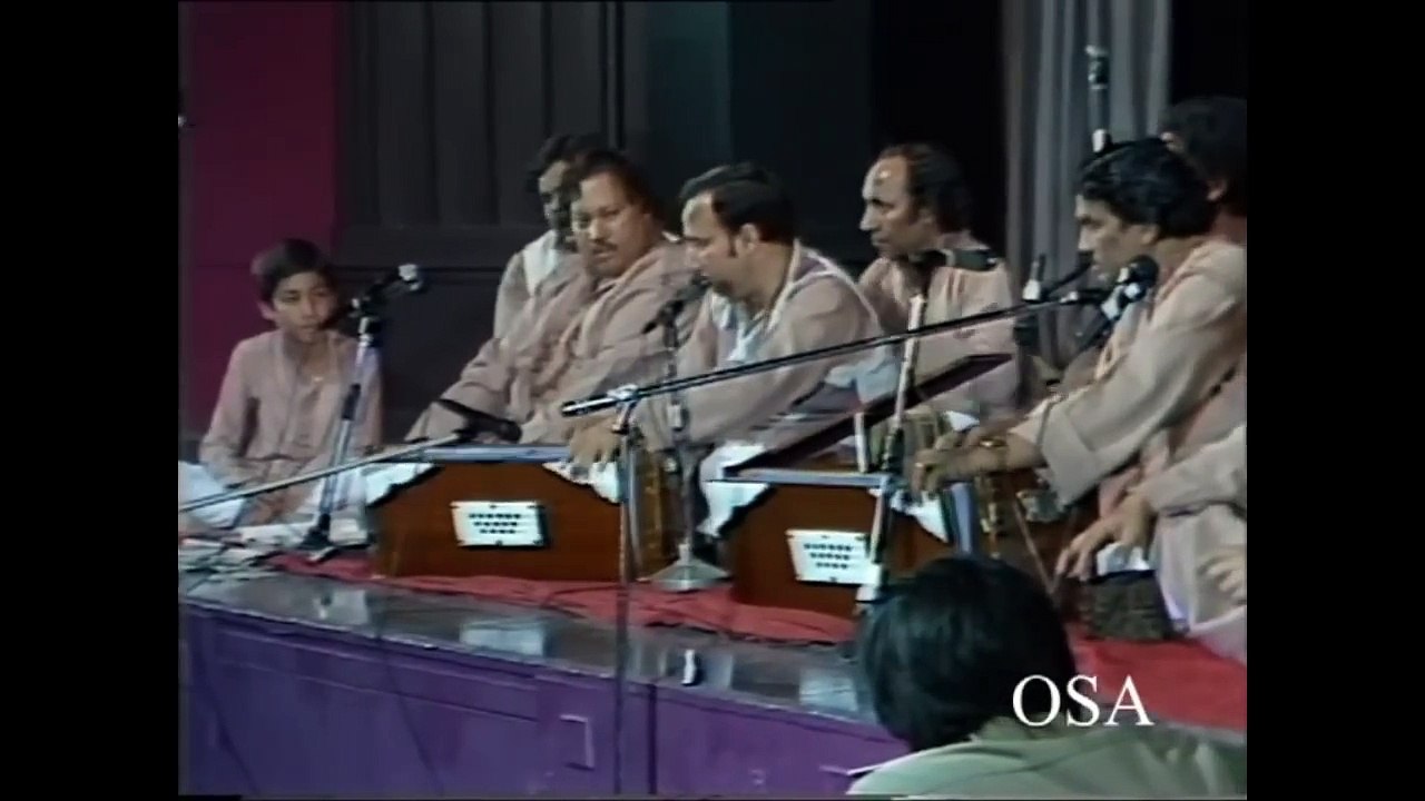 Aankh Uthi Mohabbat Ne Angrai Li - Ustad Nusrat Fateh Ali Khan - HD Video