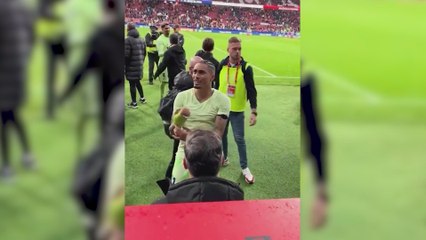 El surrealista momento de Raphinha con un aficionado: viral al instante