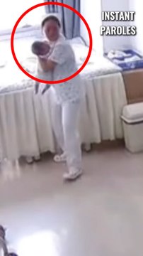 Ces deux infirmières sont filmées en train de réaliser un acte exceptionnel