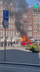 Un coche arde en pleno centro de Ámsterdam al lado de decenas de turistas