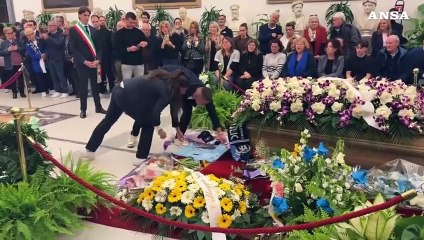 Suor Paola, il saluto della Lazio con la maglia n. 1 autografata