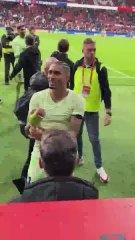 El surrealista momento de Raphinha con un aficionado: viral al instante