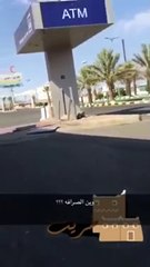 بالفيديو.. محاولة سرقة فاشلة لـ “صرّافاً آلياً”.. السارقون تركوها في أحد الشوارع بعد اقتلاعها!