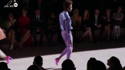 بين الكاجوال والفساتين المزمومة، جيجي وكيندل تبهراننا في عرض توم فورد!