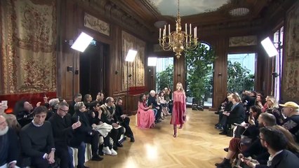 أجمل فساتين 2017 تجدينها في تشكيلة فالانتينو الجديدة!