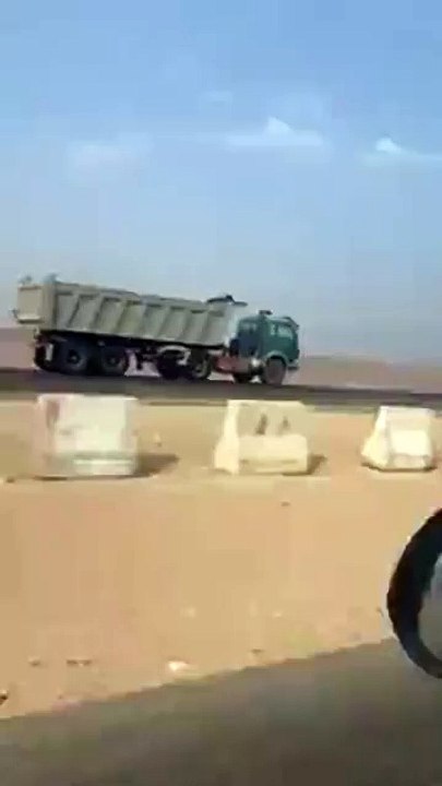 فى السعودية.. قائد شاحنة يسير عكس الإتجاه بشكل جنوني