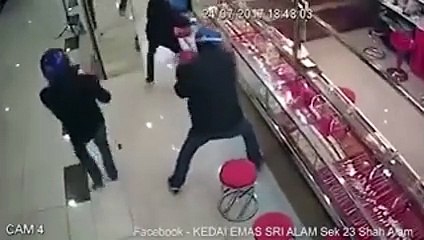 بالفيديو.. توثيق لحظة اقتحام لصوص محل مجوهرات لسرقته بالمطارق.. وحدثت المفاجأة!