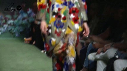 استمتعي بمشاهدة أجمل تصاميم الفرو وتطريزات الورود في مجموعة Fendi