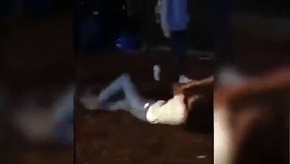 ابنة أوباما ترقص بطريقة غريبة مع إحدى صديقاتها