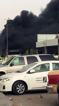 بالفيديو.. توثيق لحظة اندلاع حريق بمحلات تجارية في الرياض