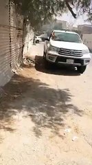 بالفيديو.. بسبب درجات الحرارة المرتفعة اشتعال النيران بسيارة احدى المواطنين